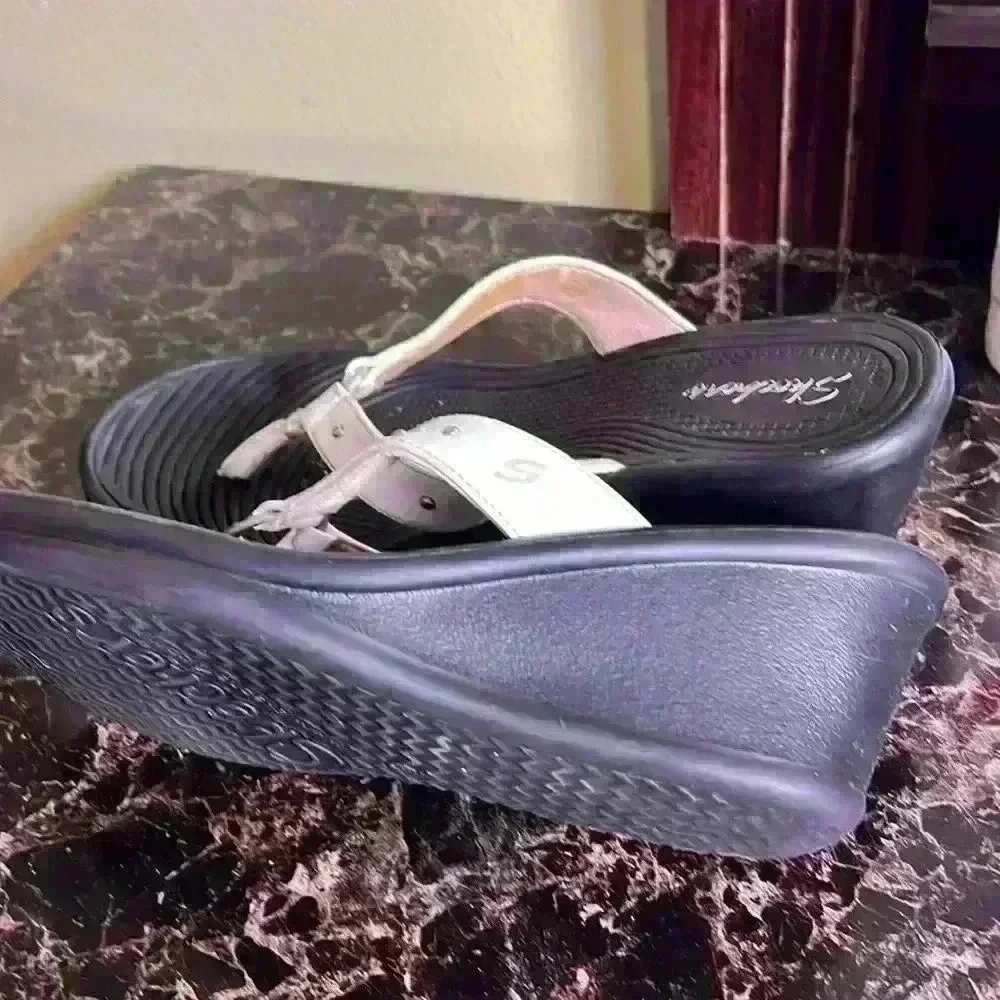 Sketchers wedge heel black and white Women sandals . - Picture 2 of 4